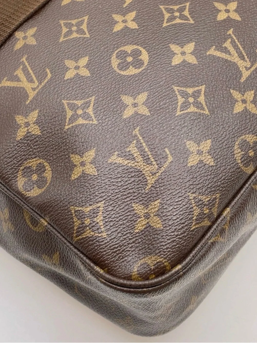 Louis Vuitton Monogram Canvas Messenger Bag crossbody shoulder carry on travel!